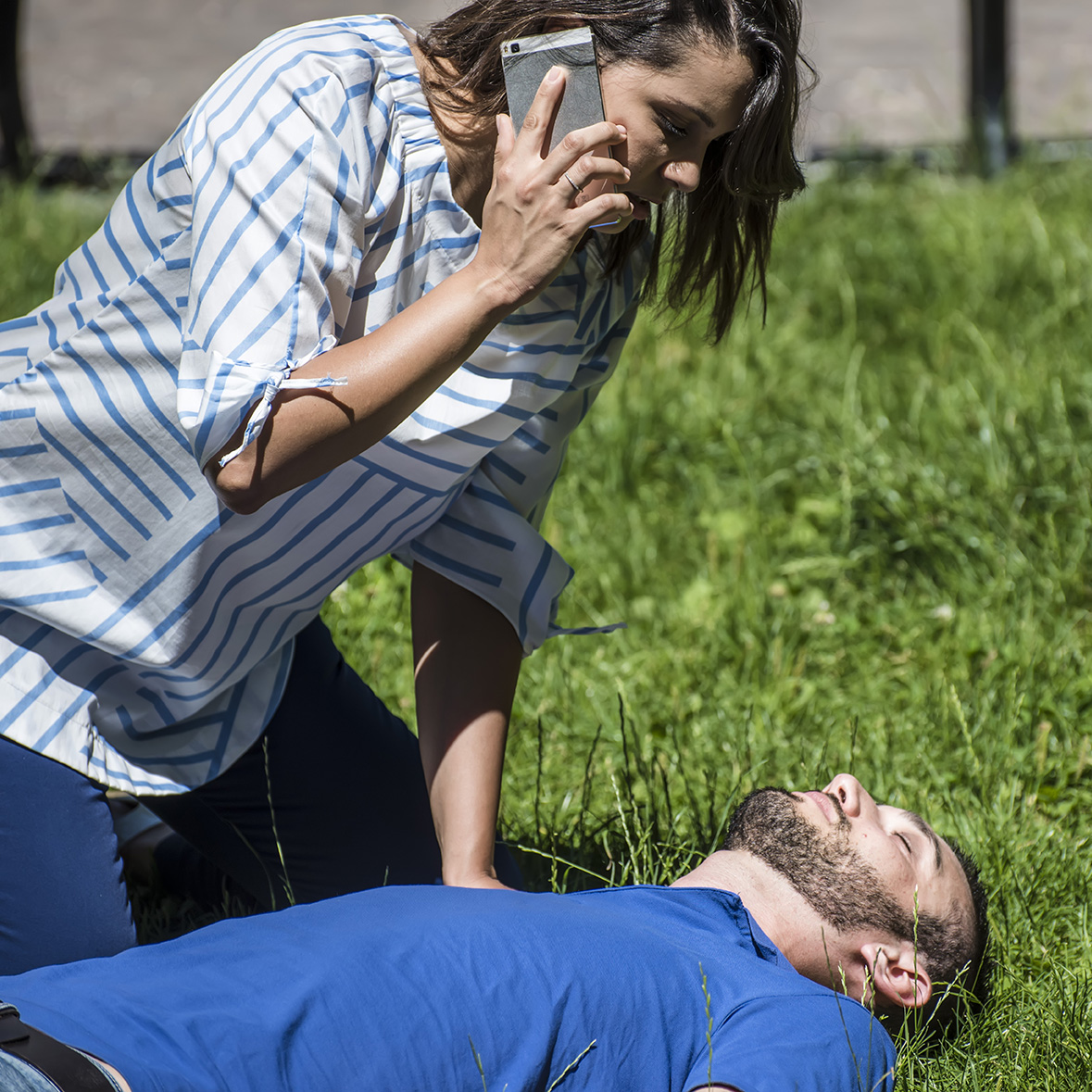 ragazza chiama aiuto e servizi di assistenza con ambulanza in un
